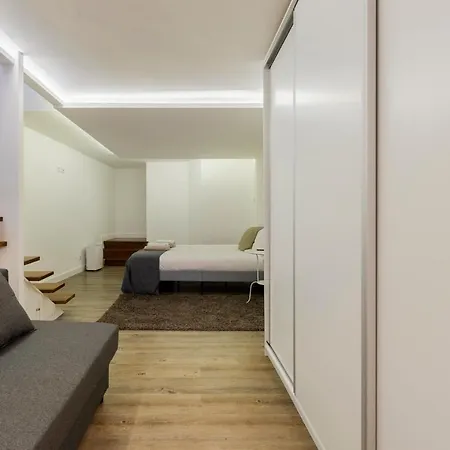 Central Retreat: Cozy Duplex With A Balcony Apartment *