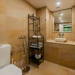 Central Retreat: Cozy Duplex With A Balcony Διαμέρισμα Lisboa