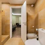 Central Retreat: Cozy Duplex With A Balcony Διαμέρισμα