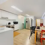 Διαμέρισμα Central Retreat: Cozy Duplex With A Balcony