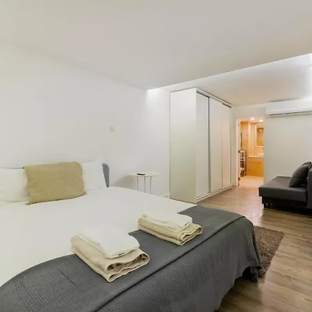 Central Retreat: Cozy Duplex With A Balcony Apartment