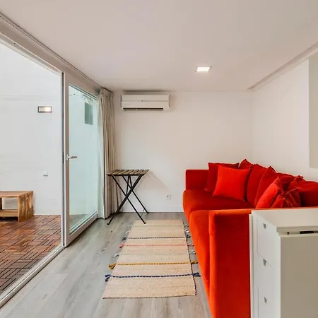 Central Retreat: Cozy Duplex With A Balcony Apartamento