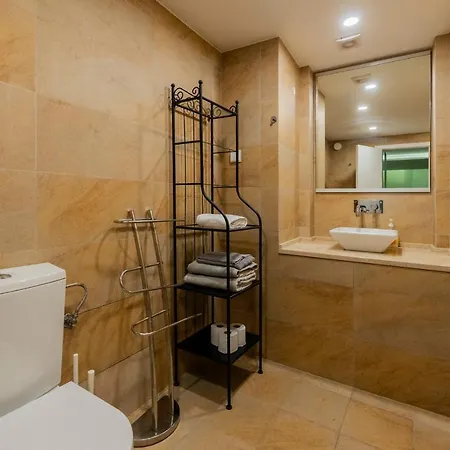 Central Retreat: Cozy Duplex With A Balcony Apartamento Lisboa