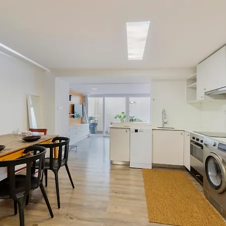 Διαμέρισμα Central Retreat: Cozy Duplex With A Balcony