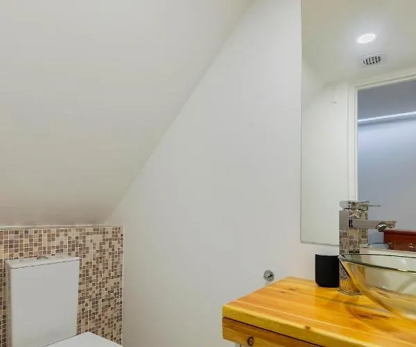 Central Retreat: Cozy Duplex With A Balcony Appartement