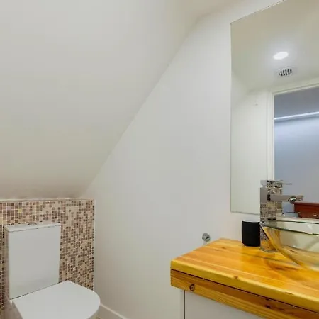 Central Retreat: Cozy Duplex With A Balcony 아파트