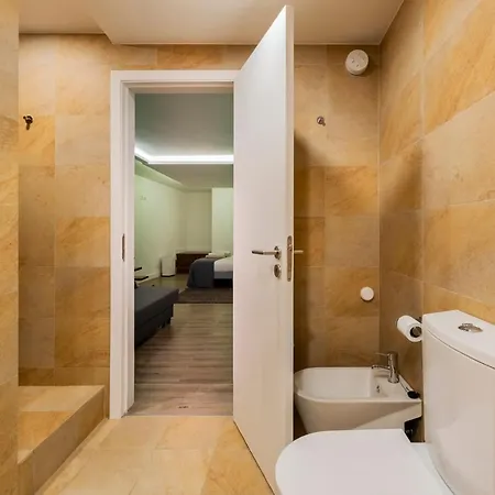 Central Retreat: Cozy Duplex With A Balcony شقة