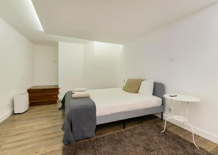 Central Retreat: Cozy Duplex With A Balcony * Lissabon